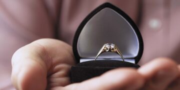 Gold ring for a girl: ideas and tips for choosing